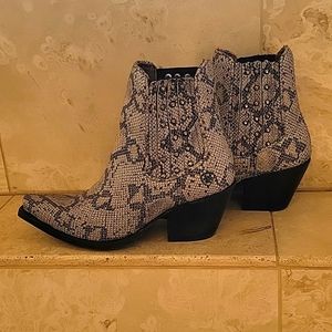 Like new Ariat booties